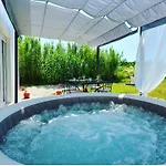 Private Jacuzzi Retreat Near Split Nyaraló