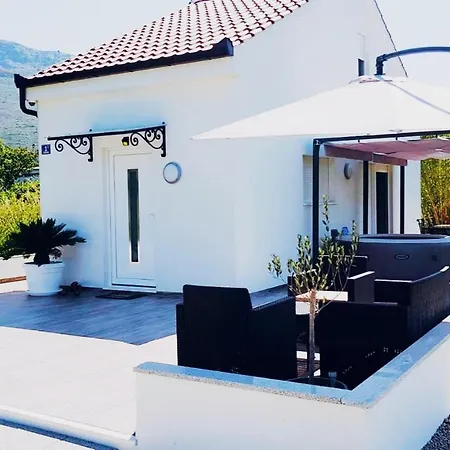 Private Jacuzzi Retreat Near Split * Podstrana